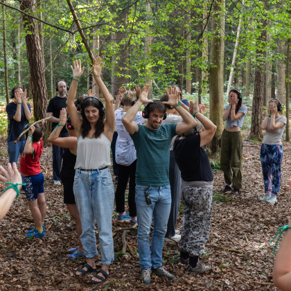 Publika med izvajanjem zvočnih navodil