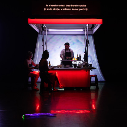 Performer streže hrano dvema gledalkama.