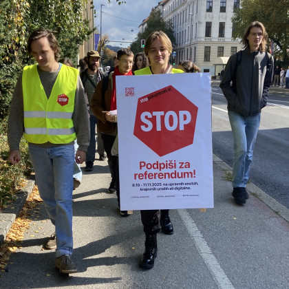 Slika sprehoda študentk Filozofske fakultete do upravne enote na Tobačni z namenom, da bi oddale podpis proti pokojninski reformi. V ospredju ena izmed študentk na sebi nosi tablo Stop pokojninski.