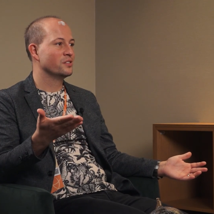 Slika Milana Mandeljca med intervjujem