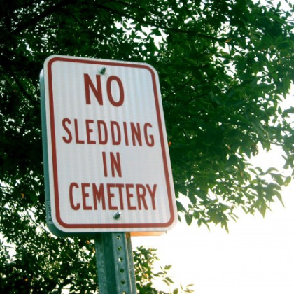 na pokopališču pa nikar