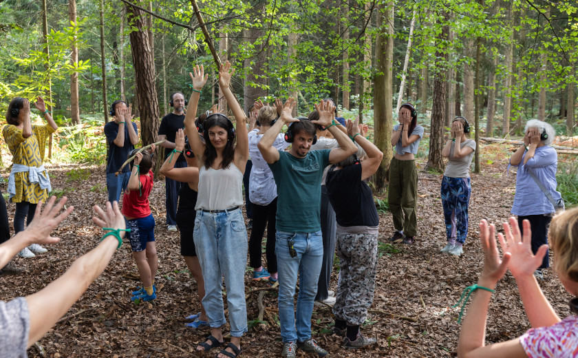 Publika med izvajanjem zvočnih navodil