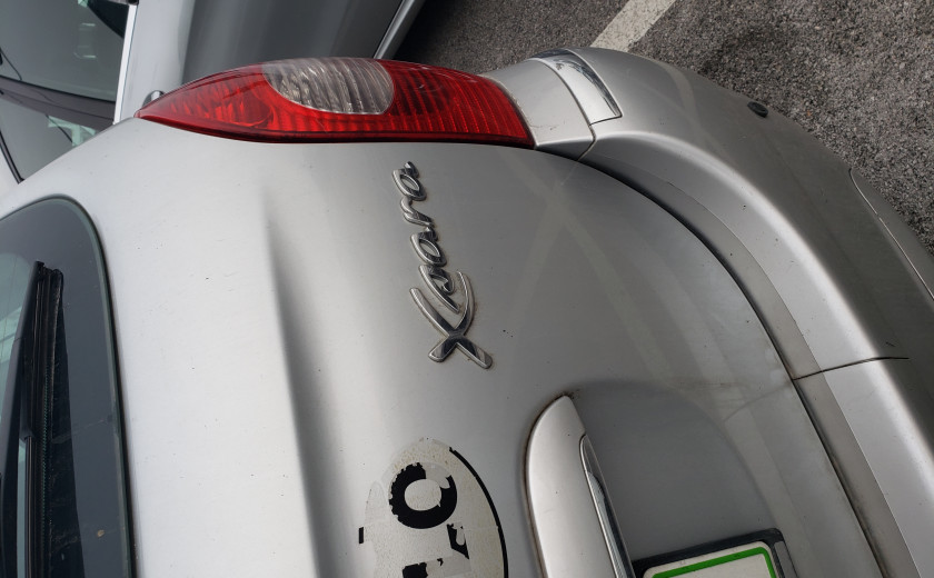 Napis Xsara na avtomobilu Citroen Xsara Picasso