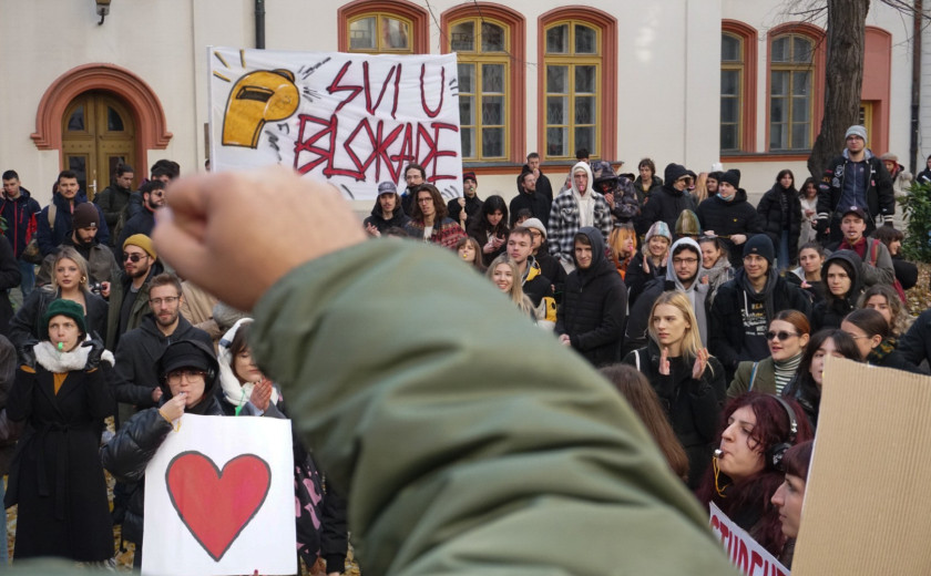 študenti med protestom