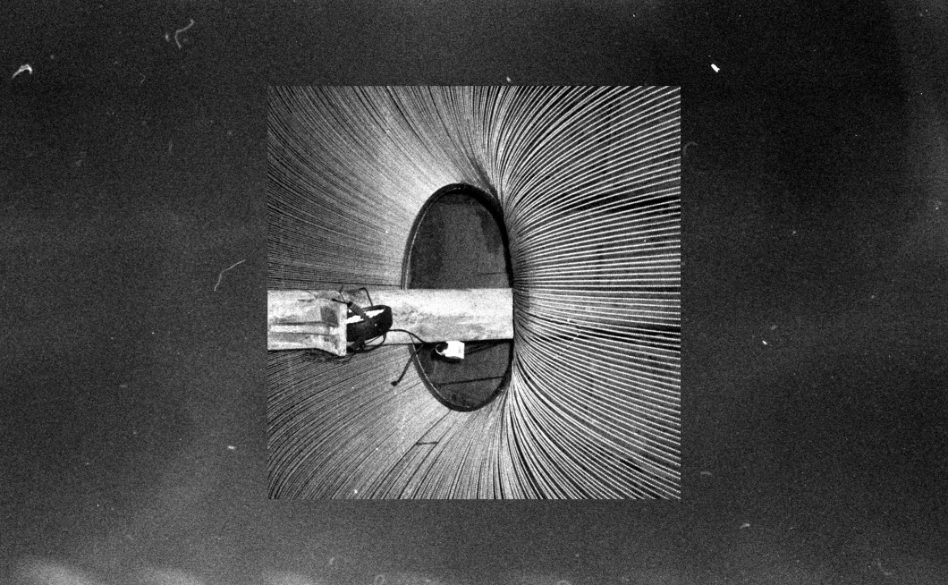 Črnobela kvadratna analogna fotografija konstrukcije na stropu na črnobeli analogni fotografiji šuma