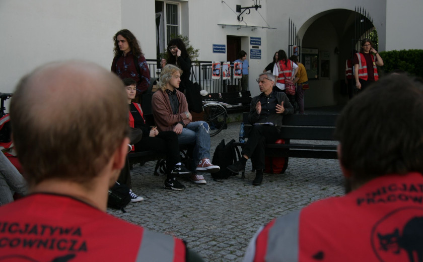 Slika ljudi na dvorišču zasedenega Študentskega sveta Univerze v Varšavi.