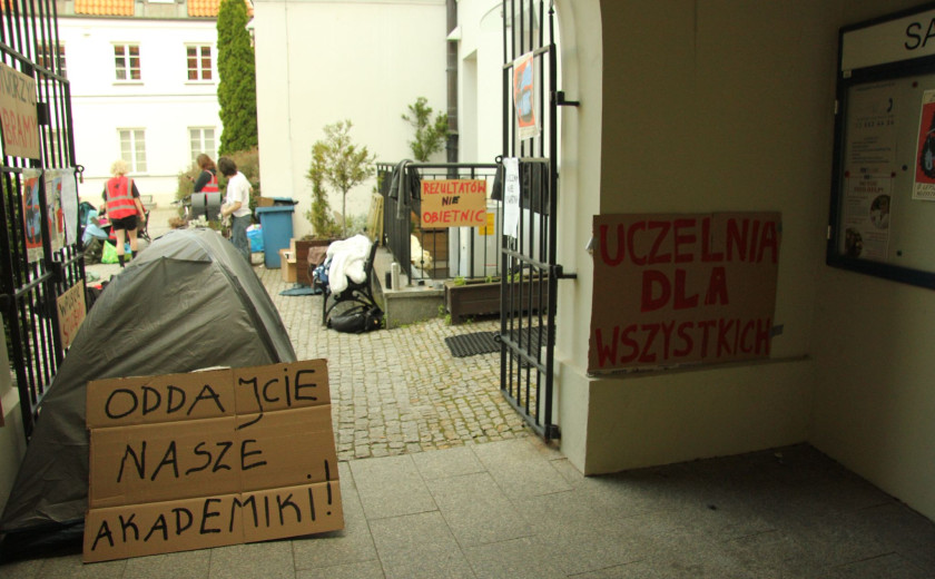 Slika šotora, postavljenega na vhodu na dvorišče zasedene stavbe Študentskega sveta Univerze v Varšavi