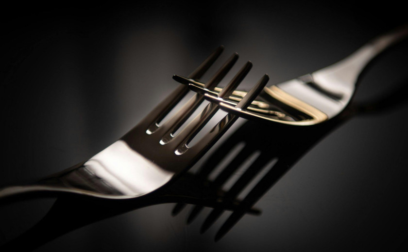 dvoje vilic v strastnem poljubu