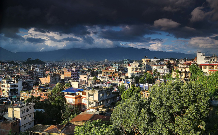 temni oblaki nad katmandujem