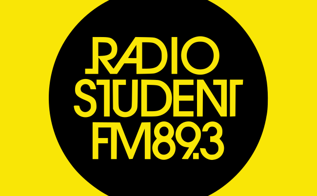 Logotip Zavoda Radio Študent na rumenem ozadju