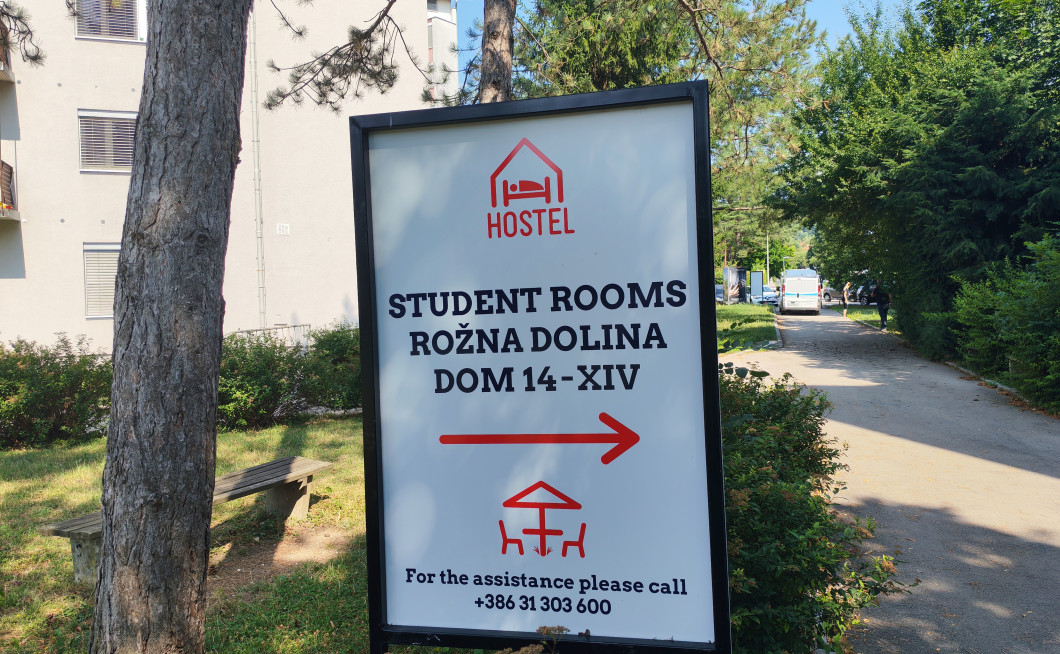 Napis "Hostel Student Dorms Rožna Dolina"