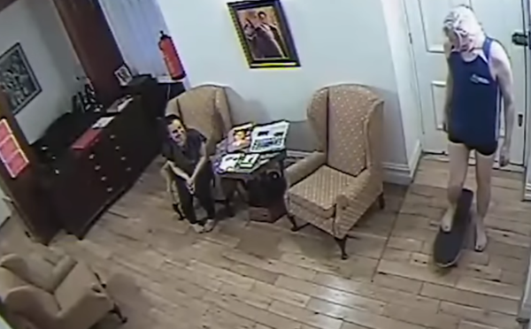 Julian assange skejta v ekvadorski ambasadi